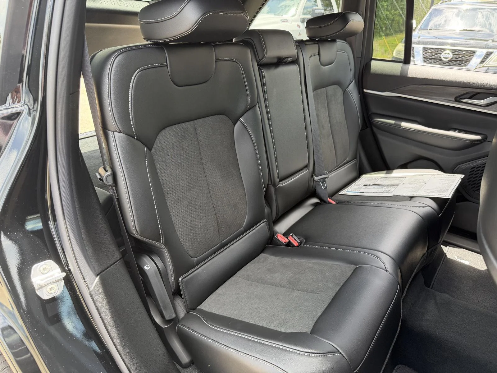 New 2026 Diamond Black Crystal Pearl-Coat Exterior Paint Jeep Laredo Altitude image 21