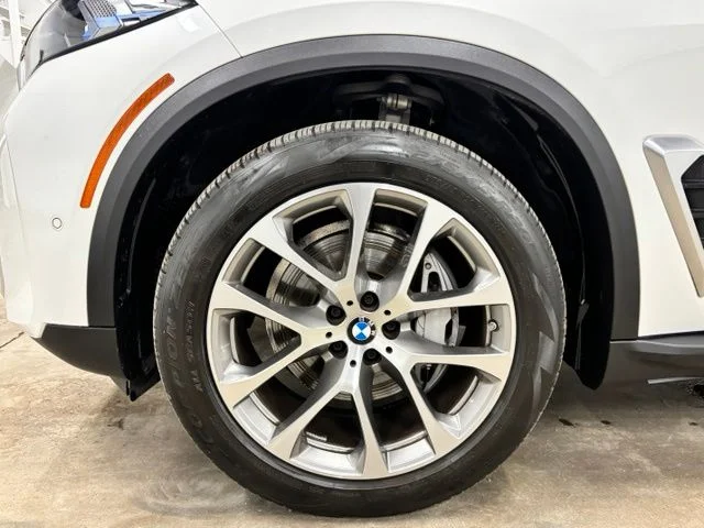 Used 2024 White BMW sDrive40i image 9