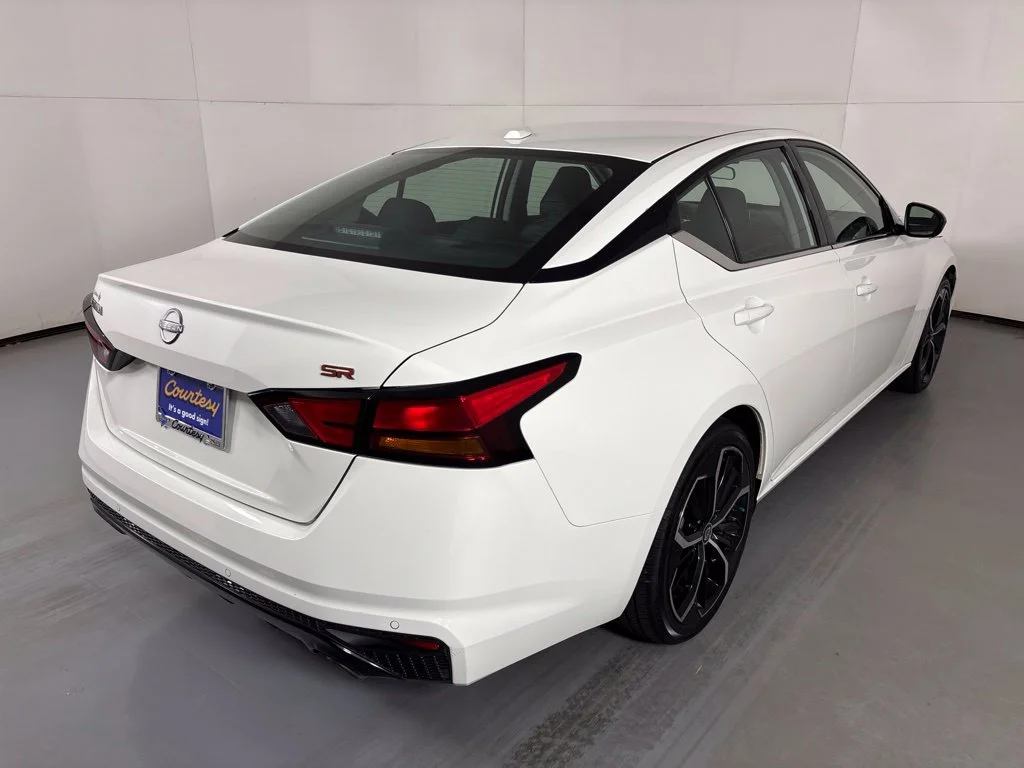 Used 2024 White Nissan 2.5 SR image 8