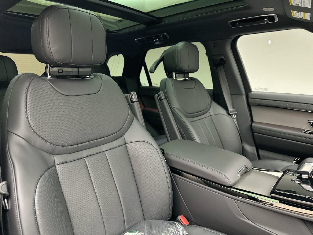 New 2027 Fuji White Land Rover Dynamic SE image 6