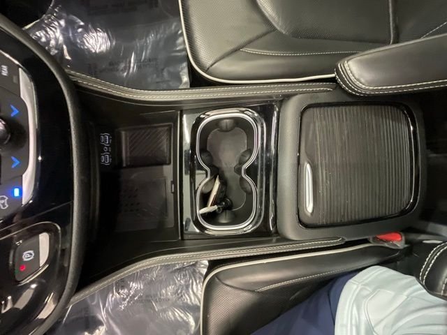 Used 2025 White Chrysler Limited image 21