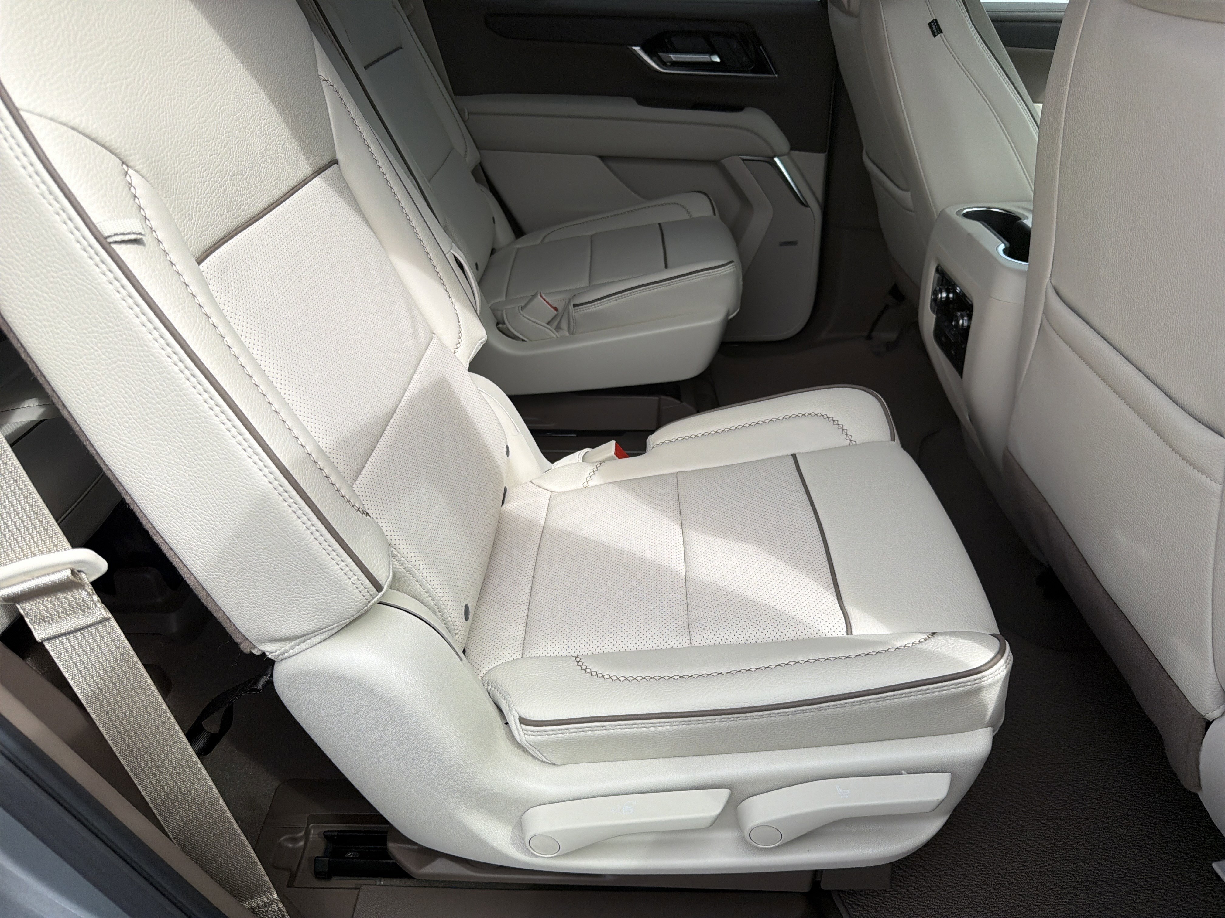 2026 GMC Yukon Denali - Photo 16
