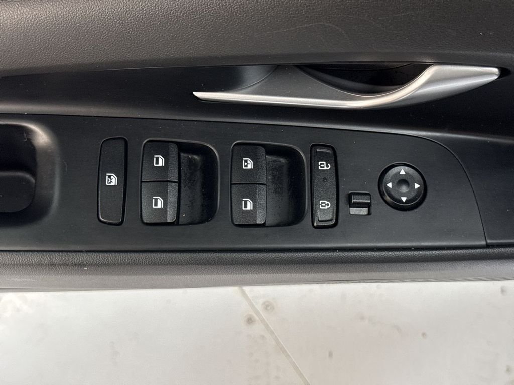 Used 2025 White Hyundai SEL Convenience image 14