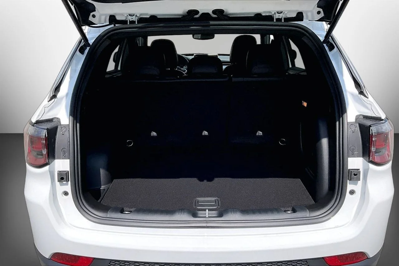 New 2026 Bright White Clearcoat Jeep Latitude image 21