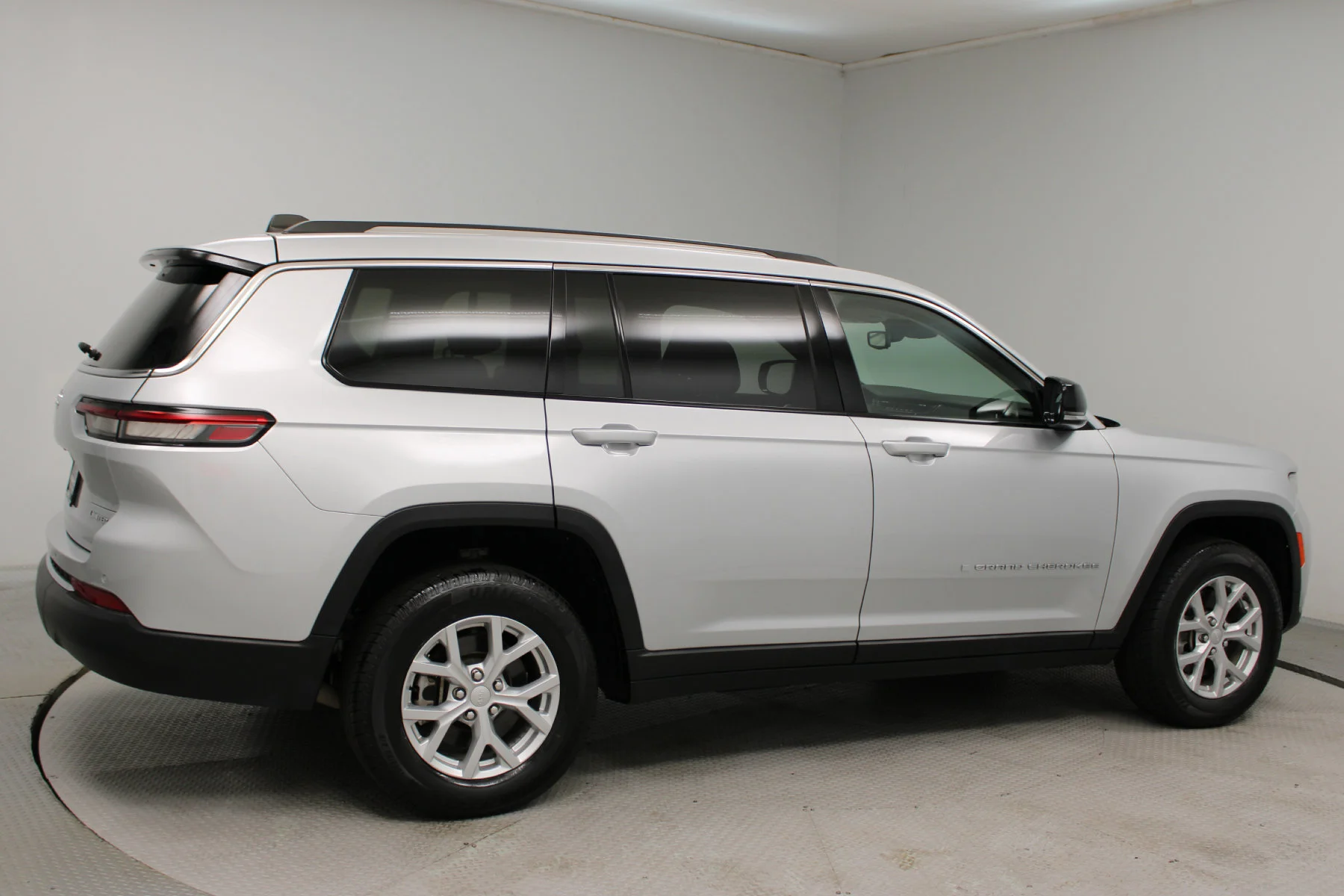 Used 2023 Silver Zynith Jeep Limited 4x4 image 5