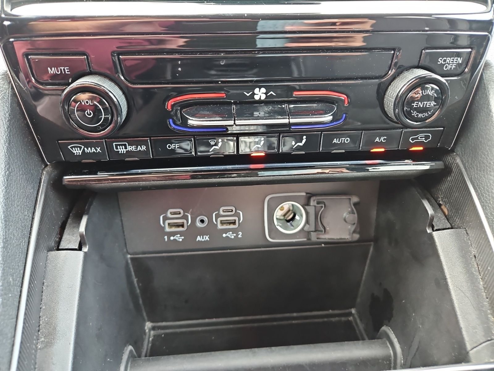 Used 2023 Gray Jeep Laredo image 29