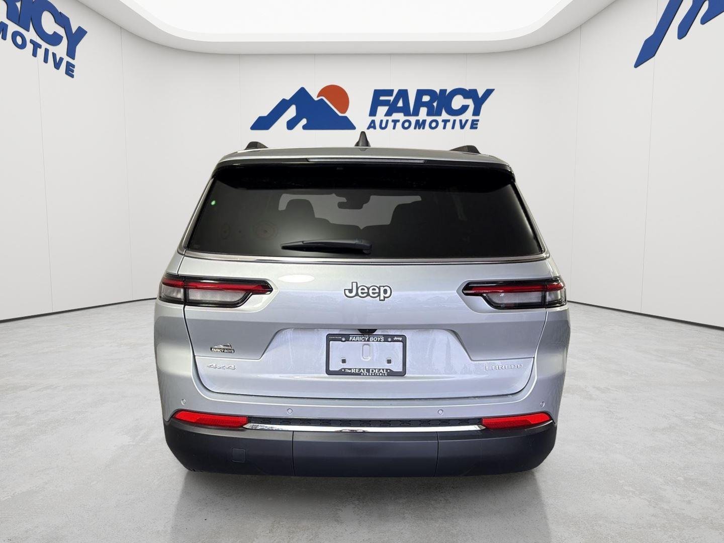 New 2025 Silver Zynith Exterior Paint Jeep Laredo X image 5