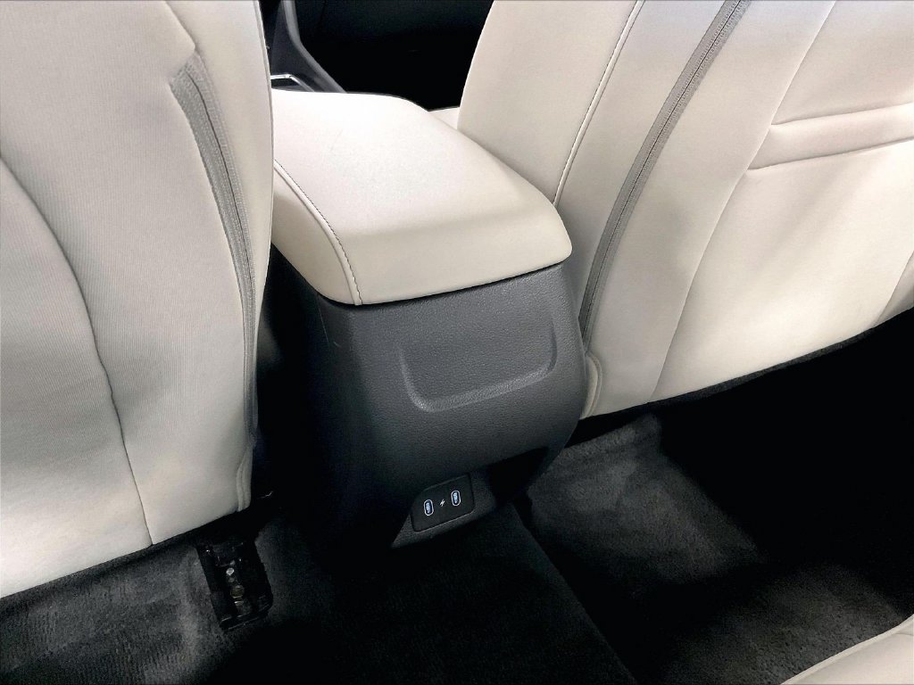Used 2025 White Hyundai SEL image 27