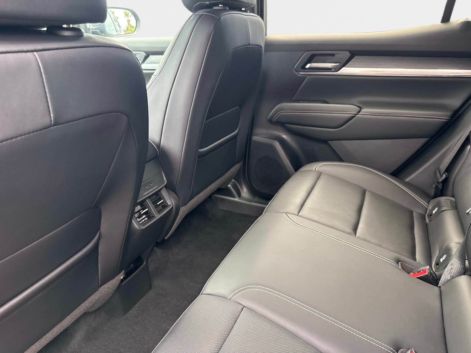 Used 2025 Sterling Metallic GMC AWD Elevation image 14