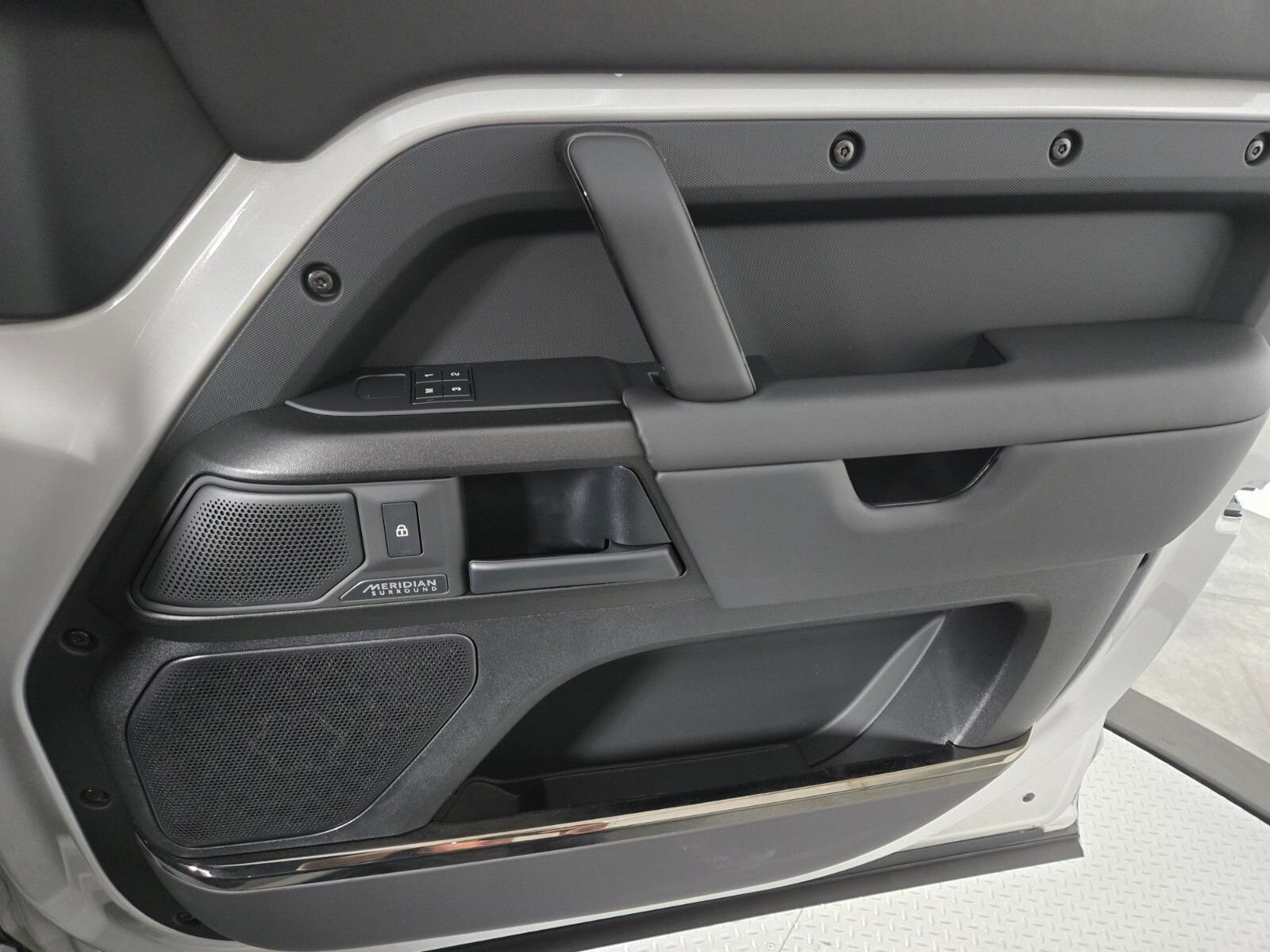 2026 Land Rover Defender OCTA - Photo 18