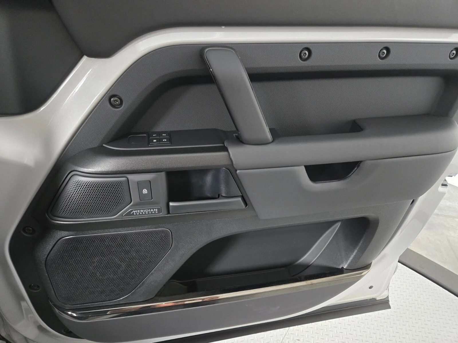 2026 Land Rover Defender OCTA - Photo 18