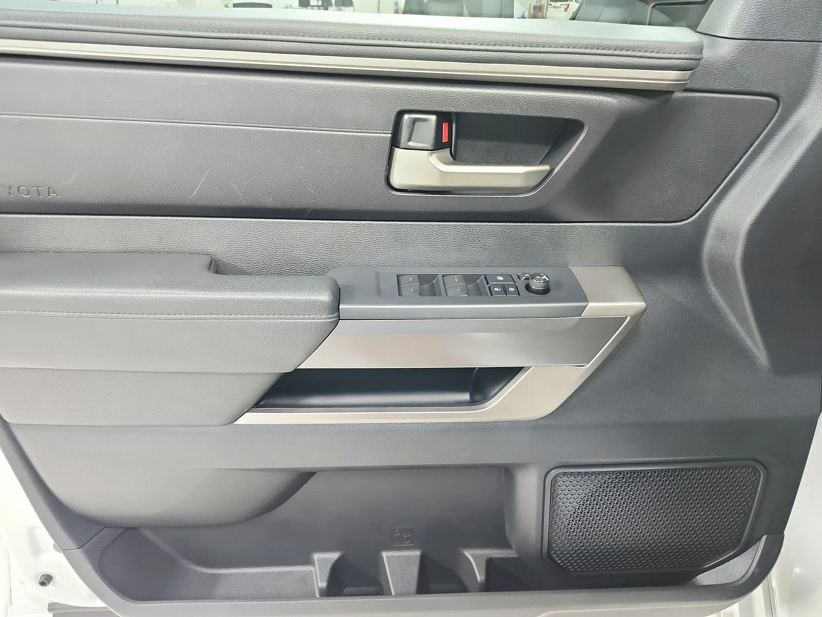 Used 2022 White Toyota SR5 image 33