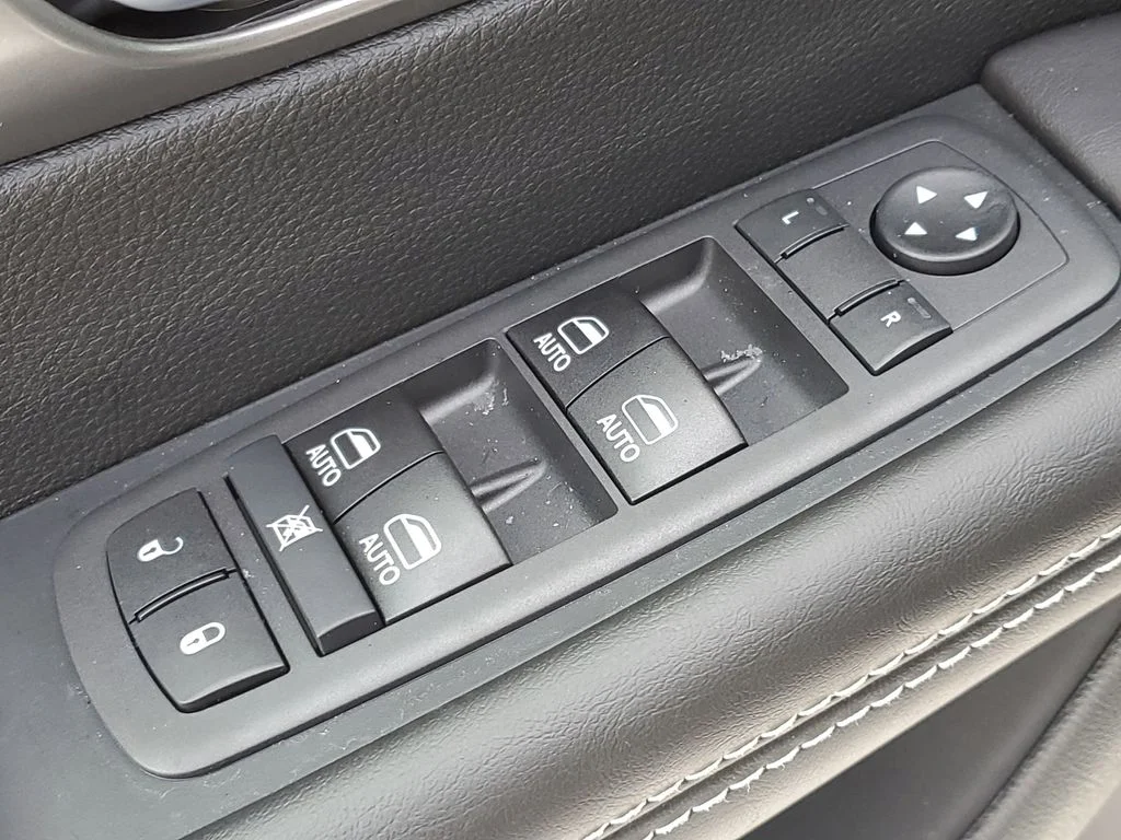 2026 Chrysler Pacifica Select - Photo 26