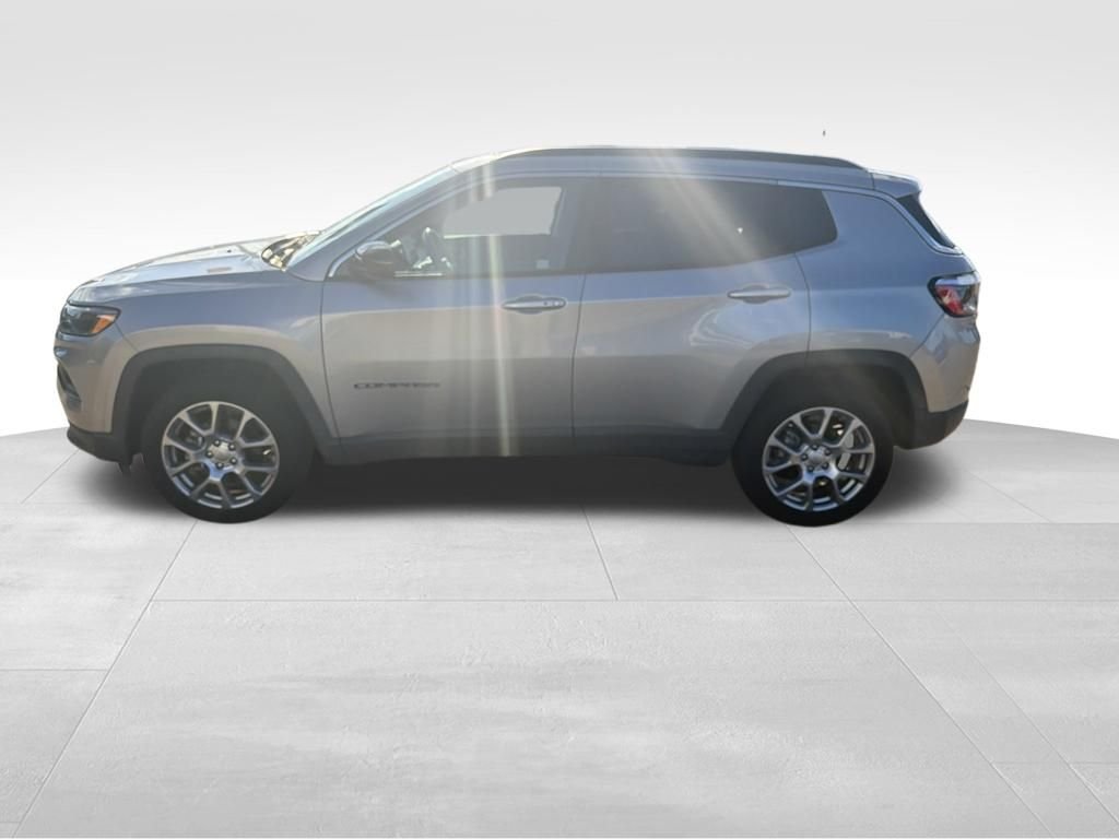 Used 2022 Silver Jeep Latitude Lux image 5
