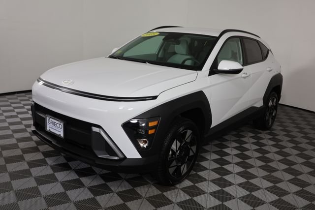 Used 2025 White Hyundai SEL image 4