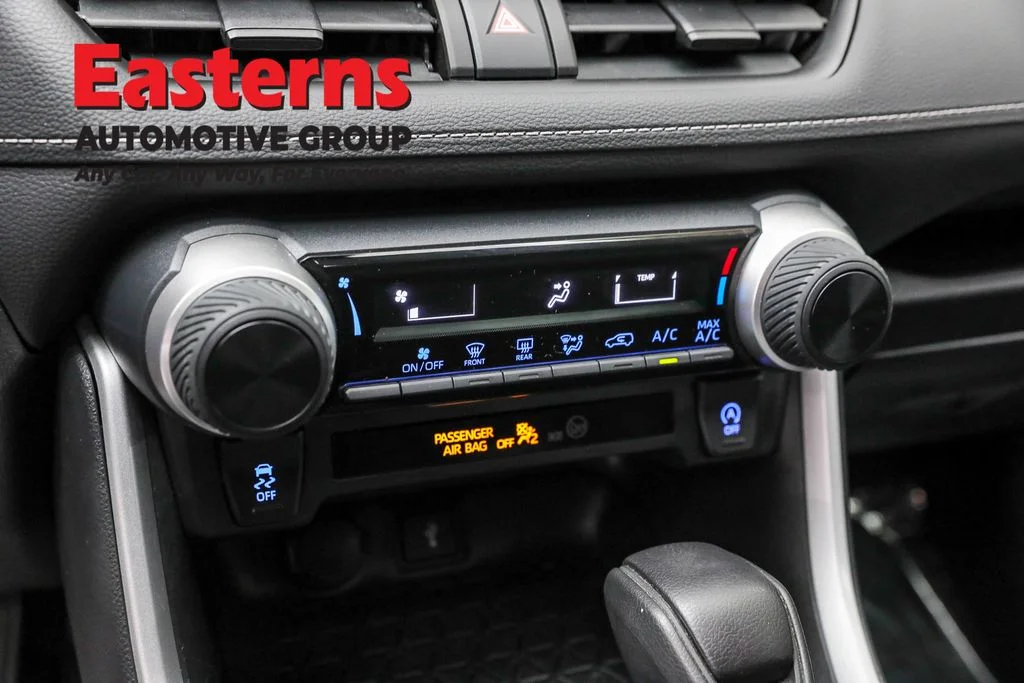 Used 2022 White Toyota LE image 19