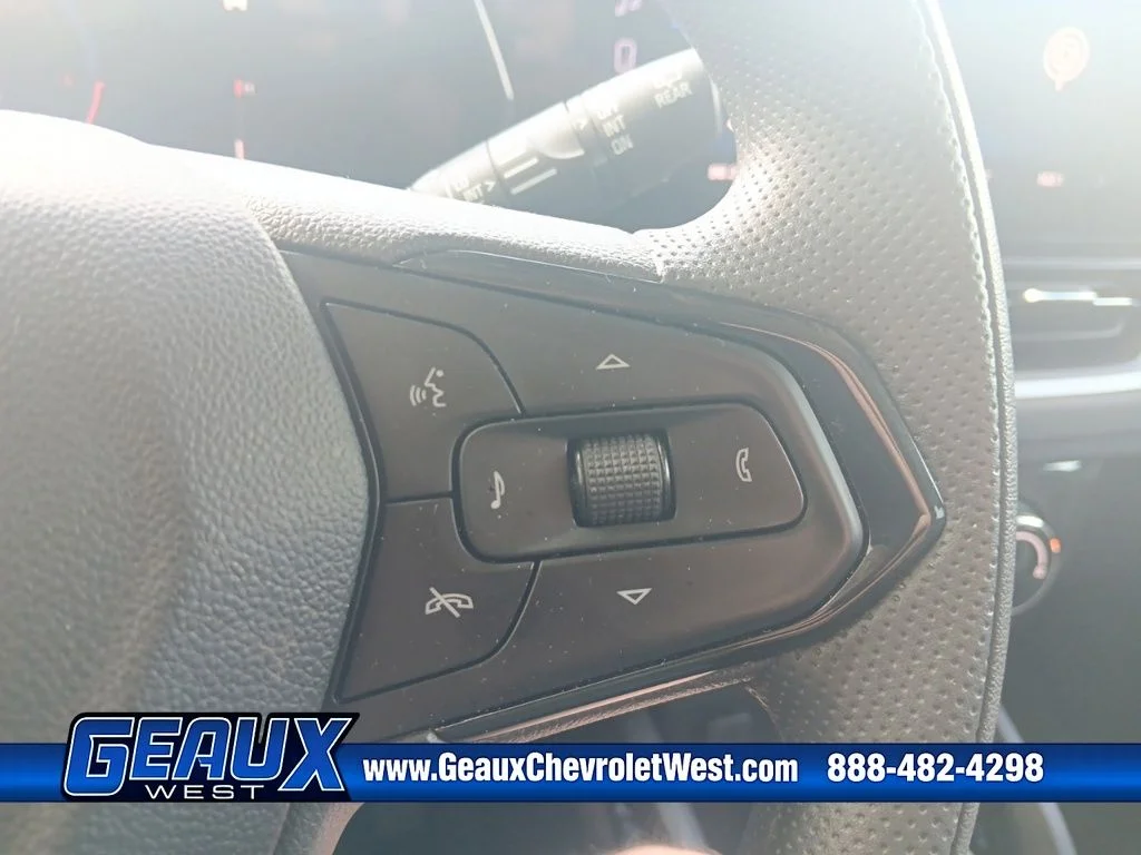 Used 2025 White Chevrolet LT image 17