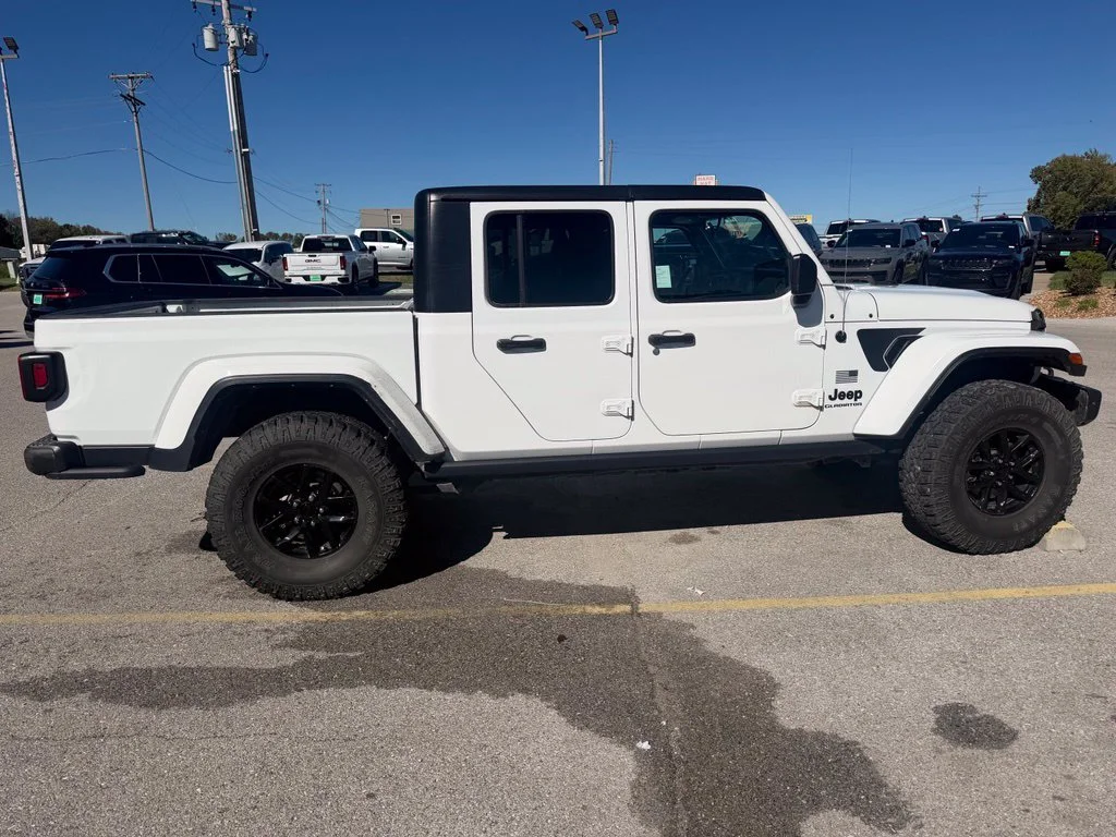 Used 2023 White Jeep  image 7
