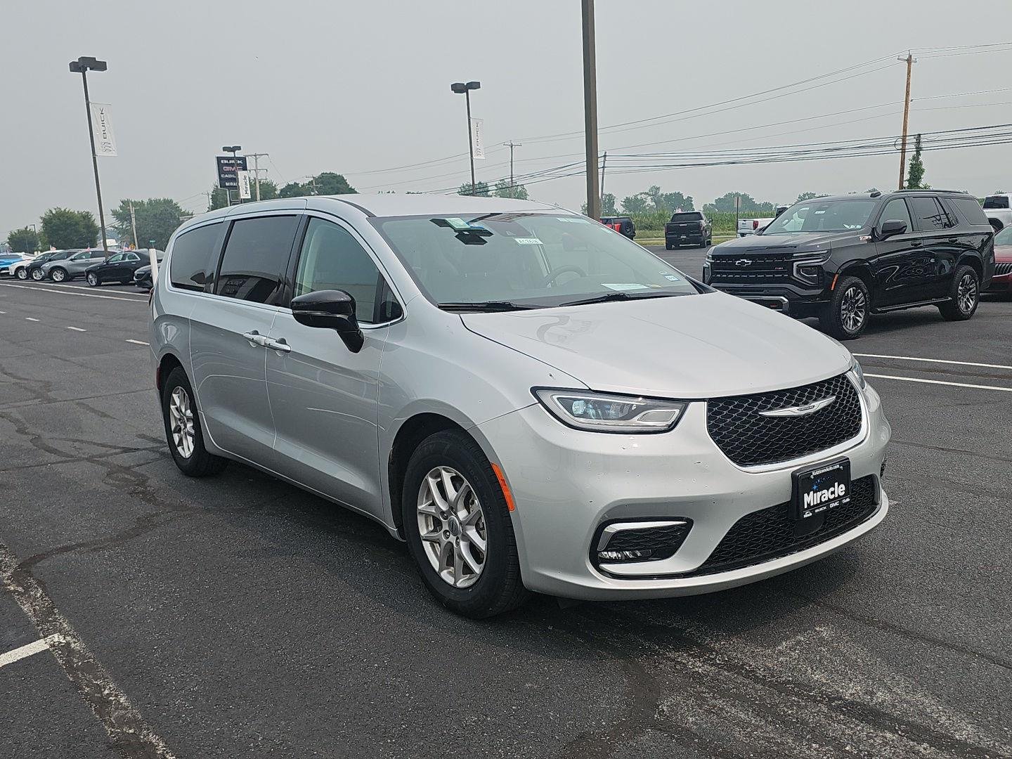 Used 2024 Silver Mist Clearcoat Chrysler Touring L image 3