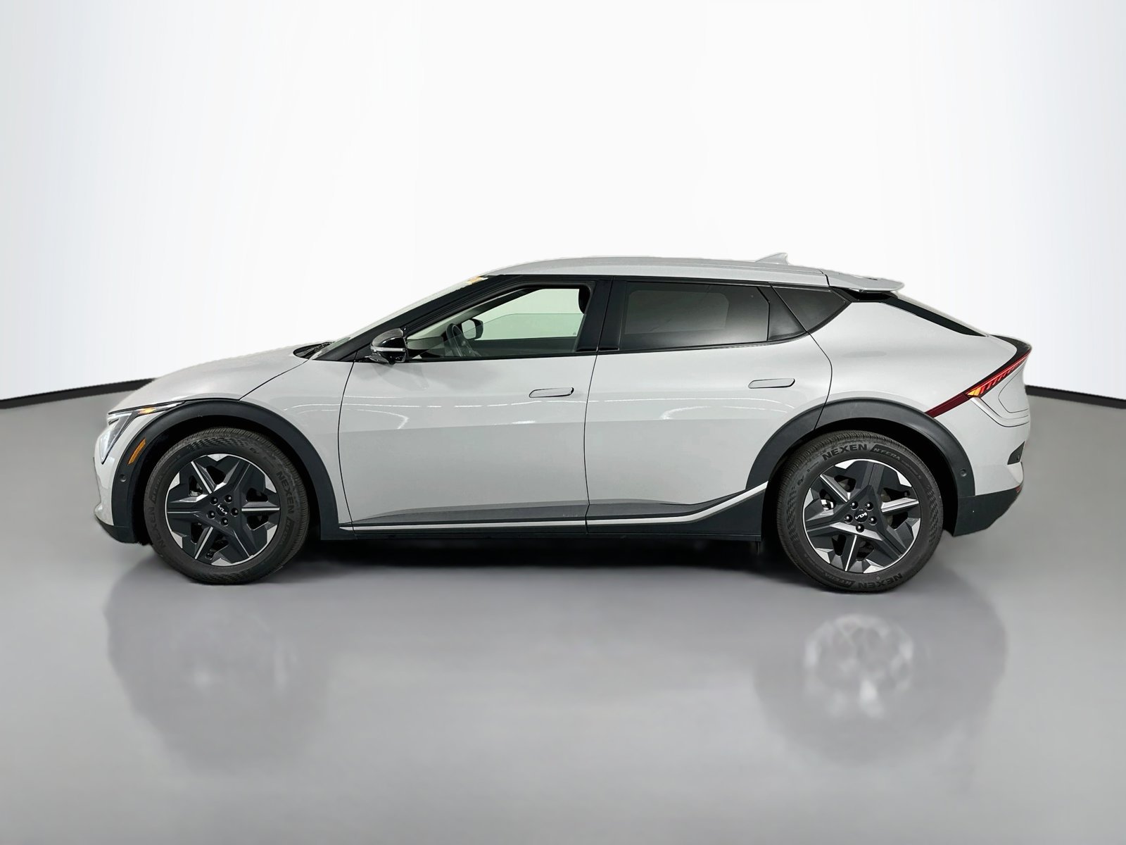 Used 2025 Wolf Gray Kia Light image 4