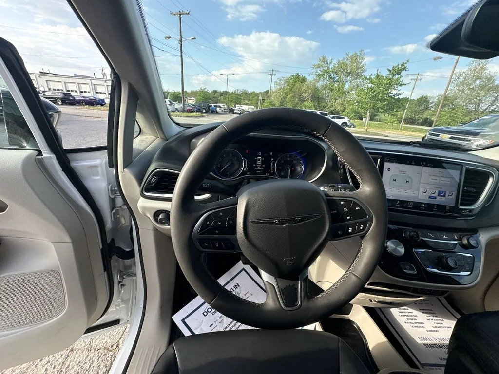 Used 2024 White Chrysler Touring L image 11