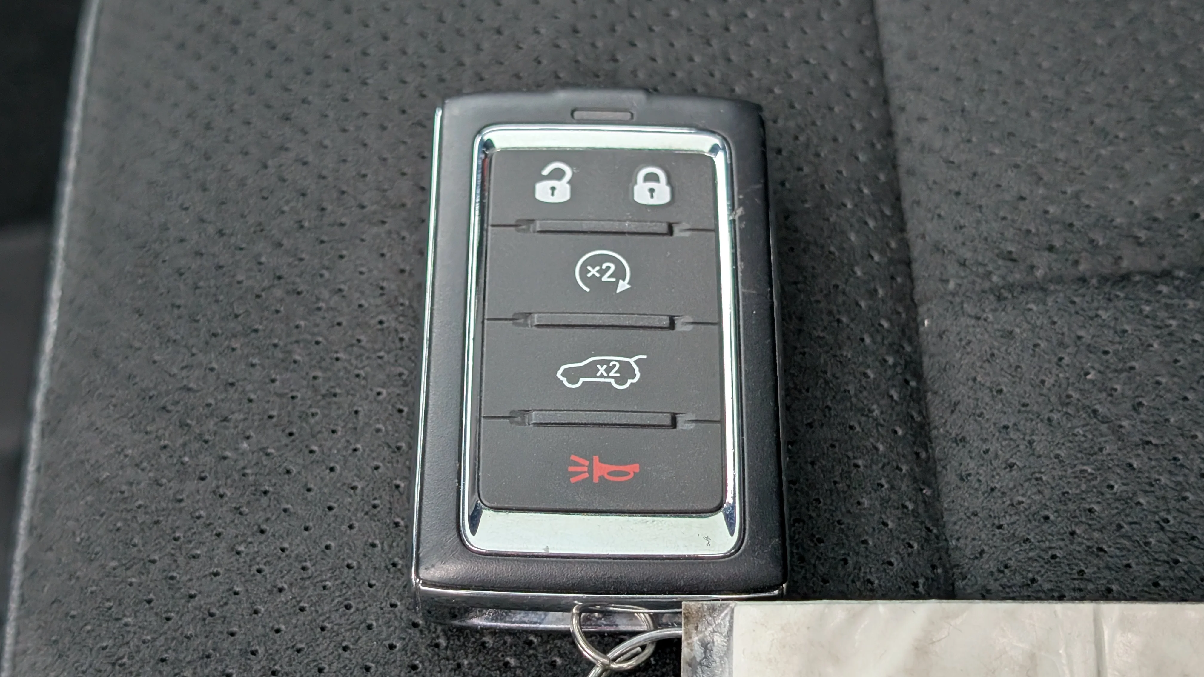 New 2025 Diamond Black Crystal Pearl Jeep Altitude image 32