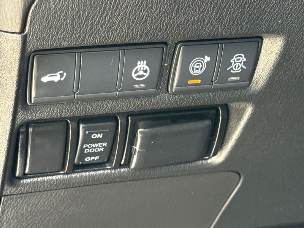 Used 2020 White Nissan Platinum image 25