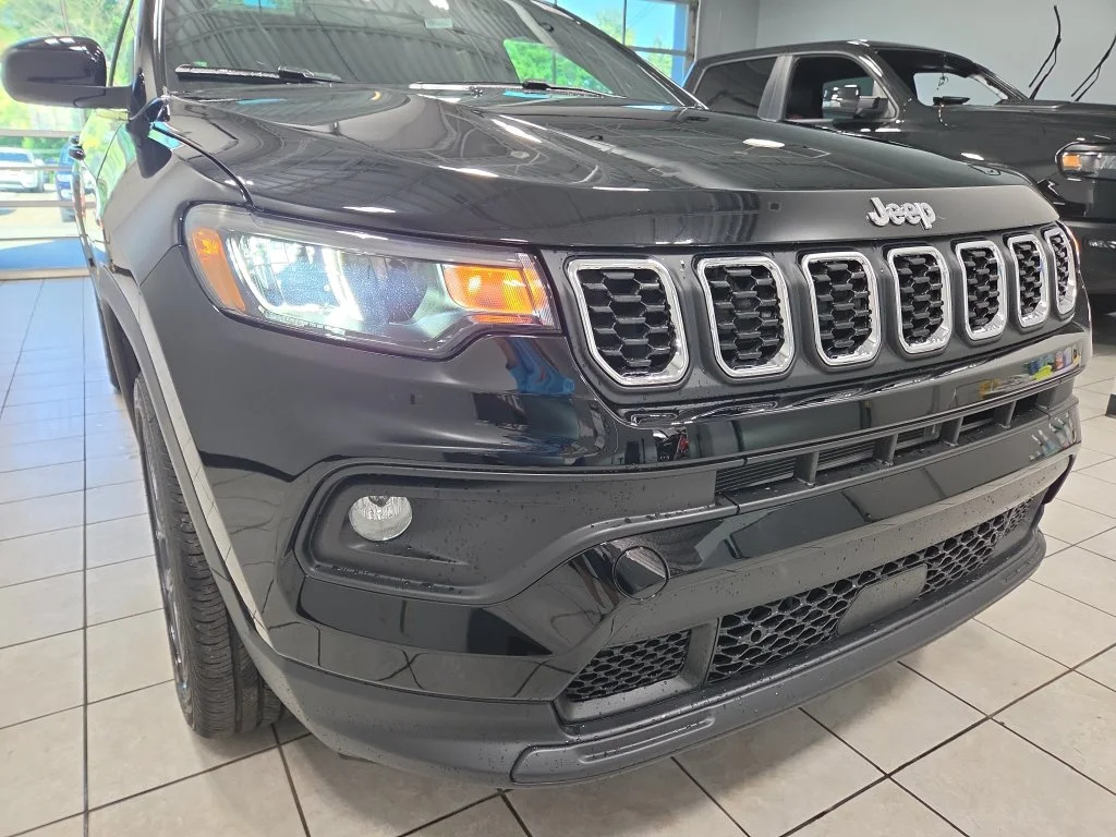 New 2026 Diamond Black Crystal Pearl-Coat Exterior Paint Jeep  image 12