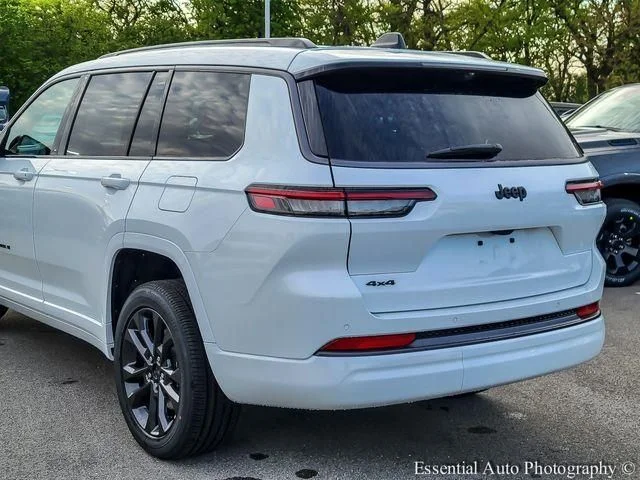 New 2026 Bright White Clear-Coat Exterior Paint Jeep Limited image 6