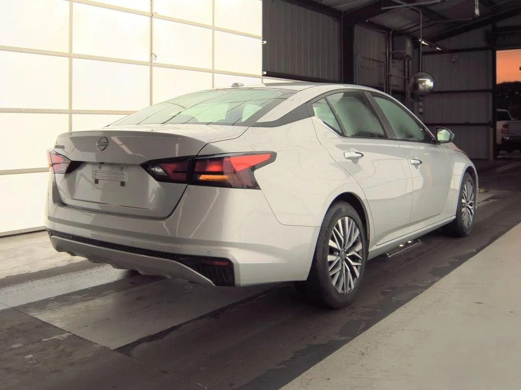 Certified Used 2025 Silver Nissan 2.5 SV image 4