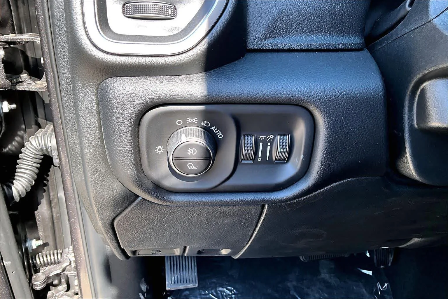 New 2026 Granite Crystal Metallic Clear-Coat Exterior Paint RAM Laramie image 19