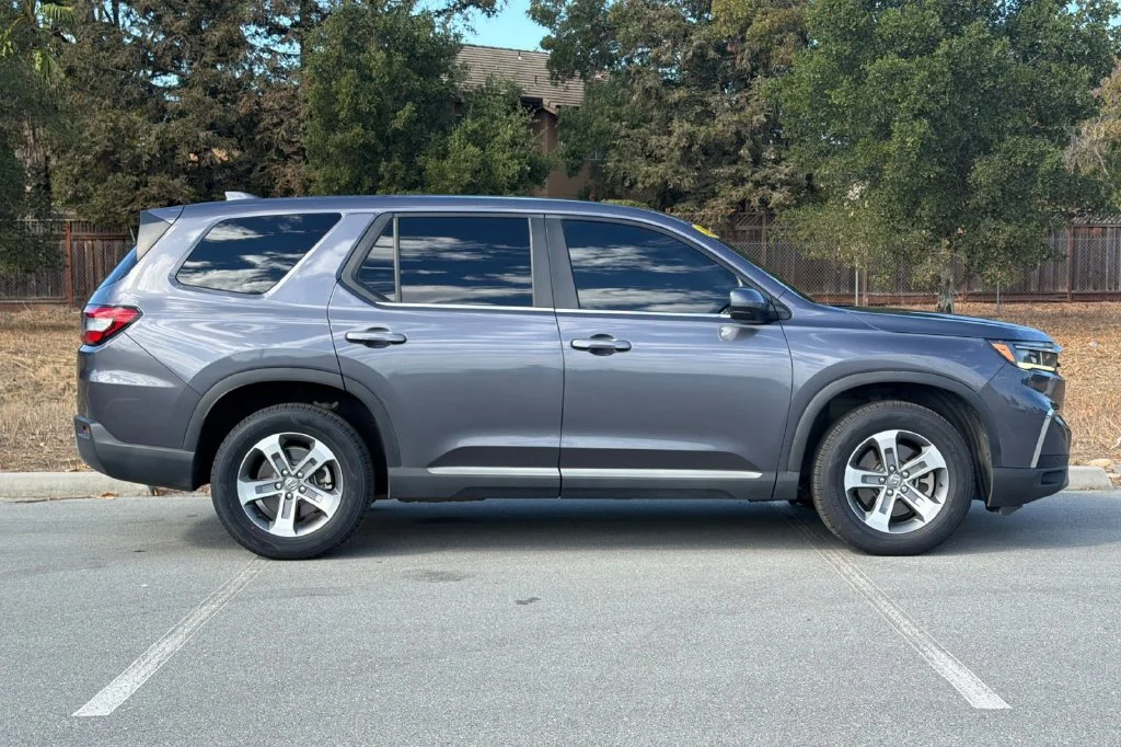Used 2023 Modern Steel Metallic Honda EX-L image 3