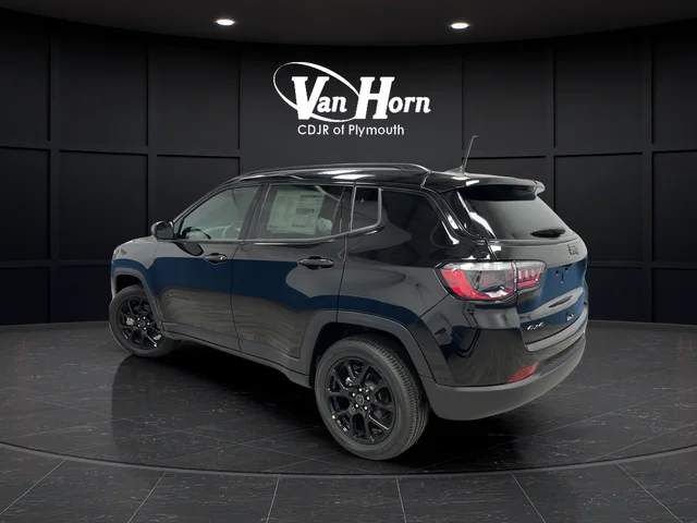 New 2026 Diamond Black Crystal Pearl-Coat Exterior Paint Jeep Latitude image 5