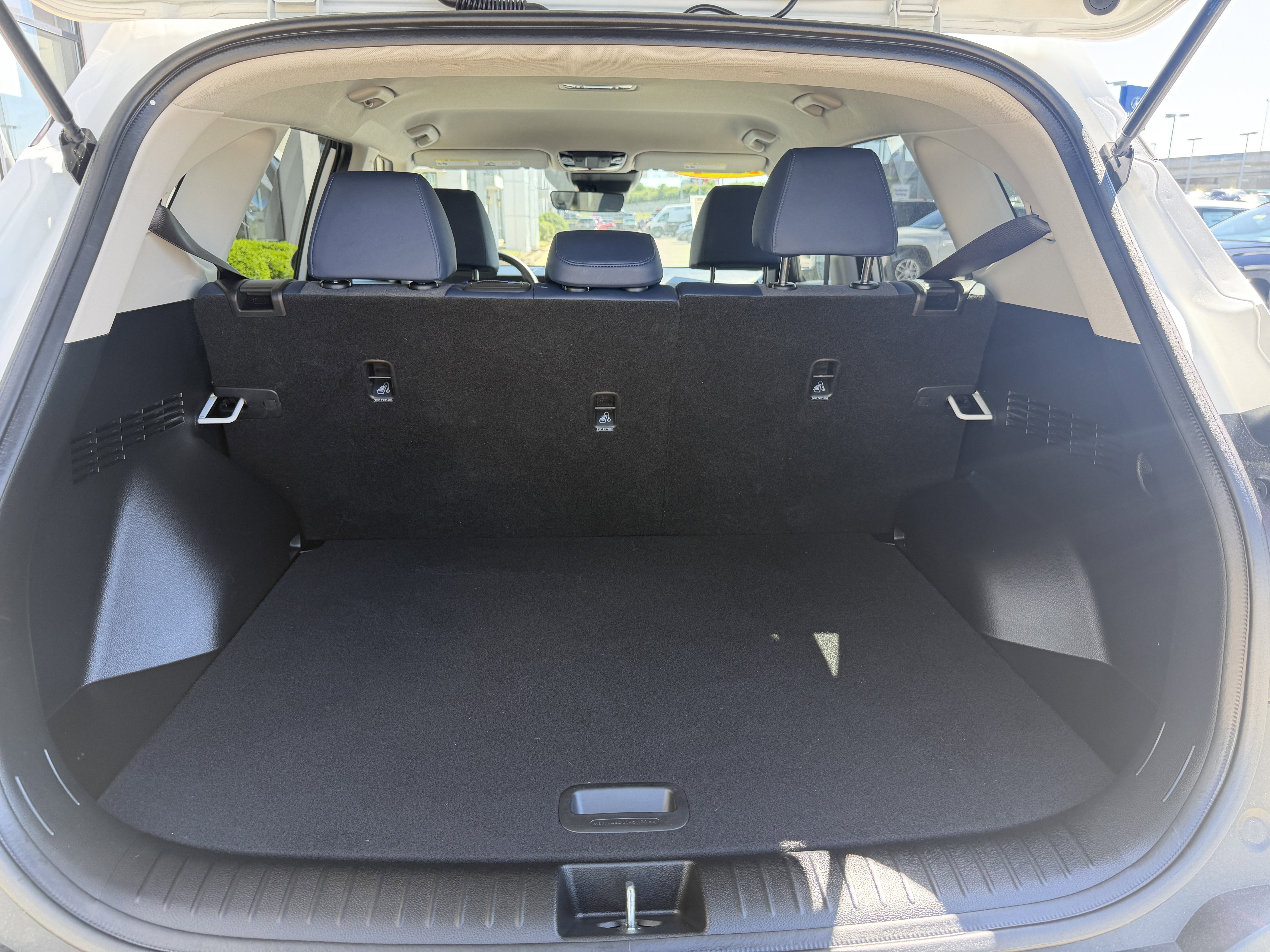 Used 2024 Snow White Pearl Kia S image 11