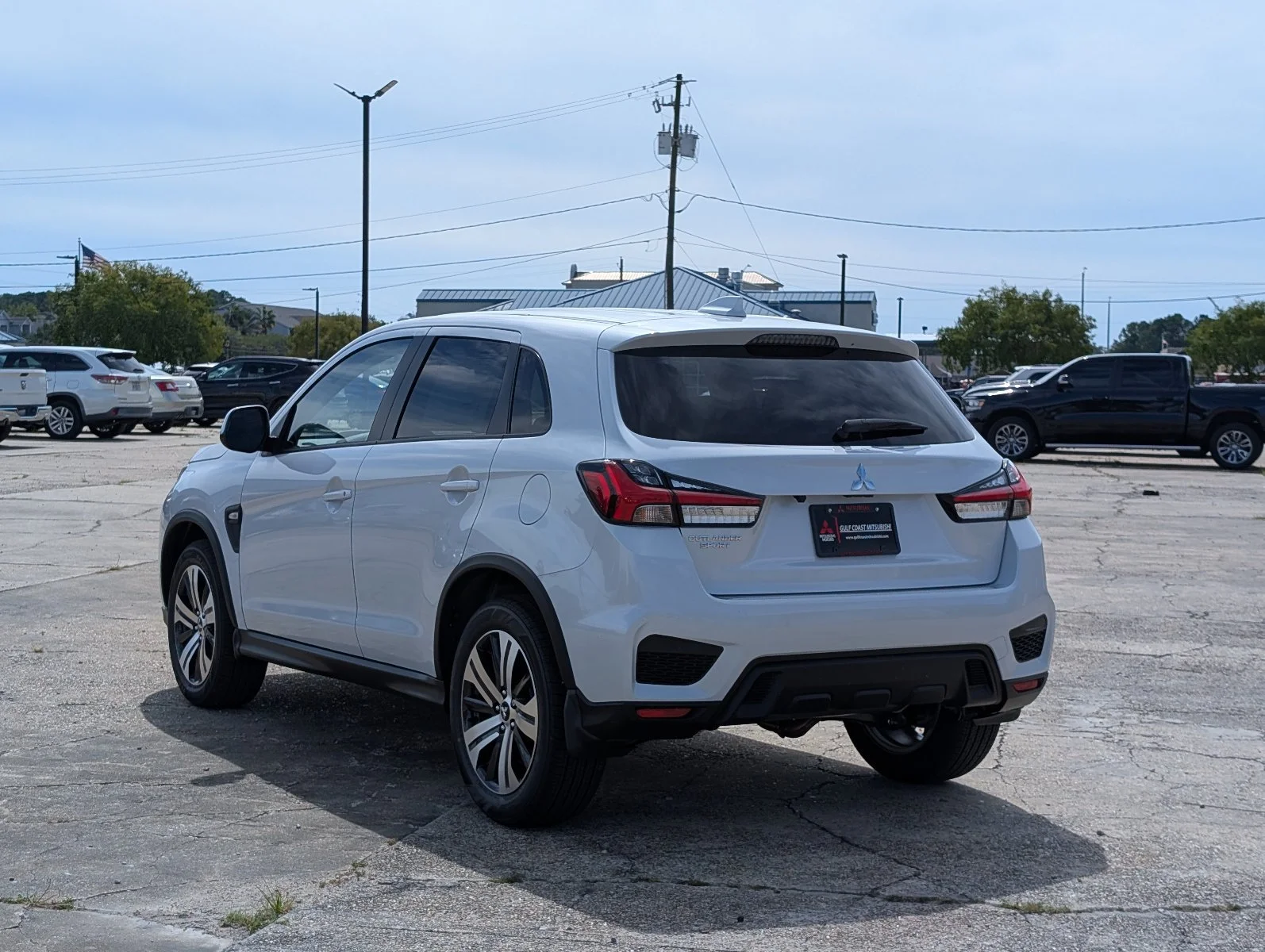 New 2027 White Mitsubishi 2.0 ES image 3