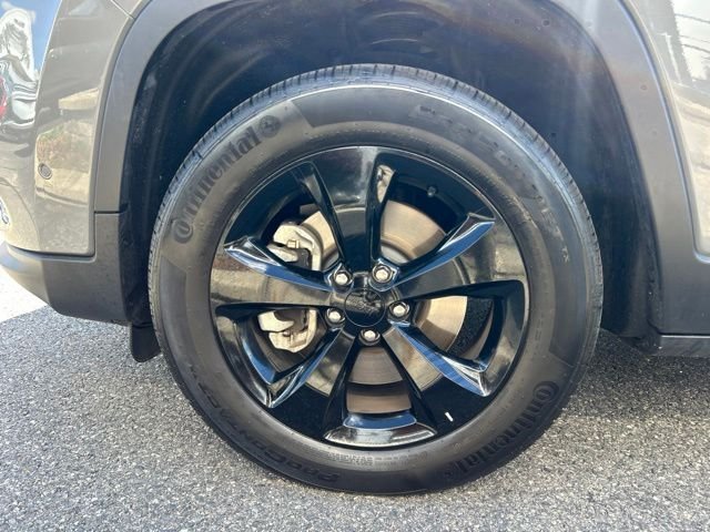 Used 2023 Gray Jeep Altitude image 18