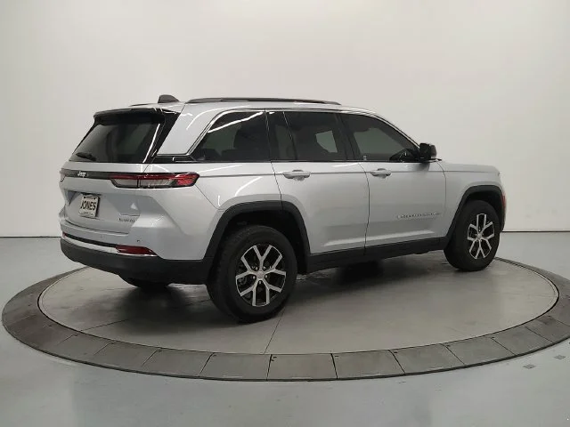 Used 2025 Silver Zynith Jeep Limited image 8