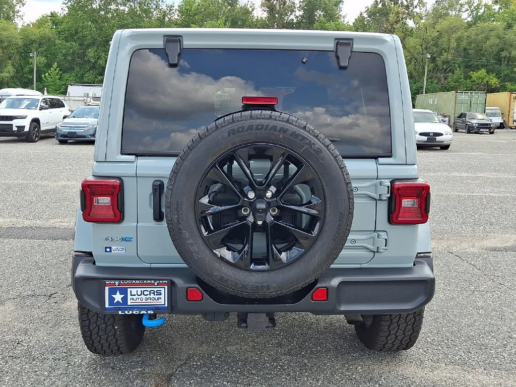 Used 2024 Earl Clearcoat Jeep Sahara image 10