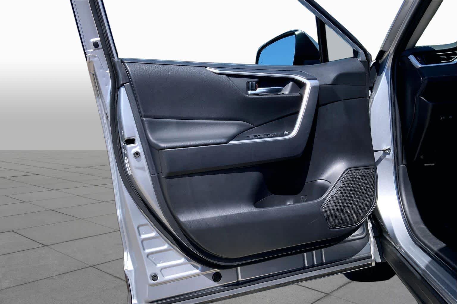Used 2025 Silver Sky Metallic Toyota XLE image 21