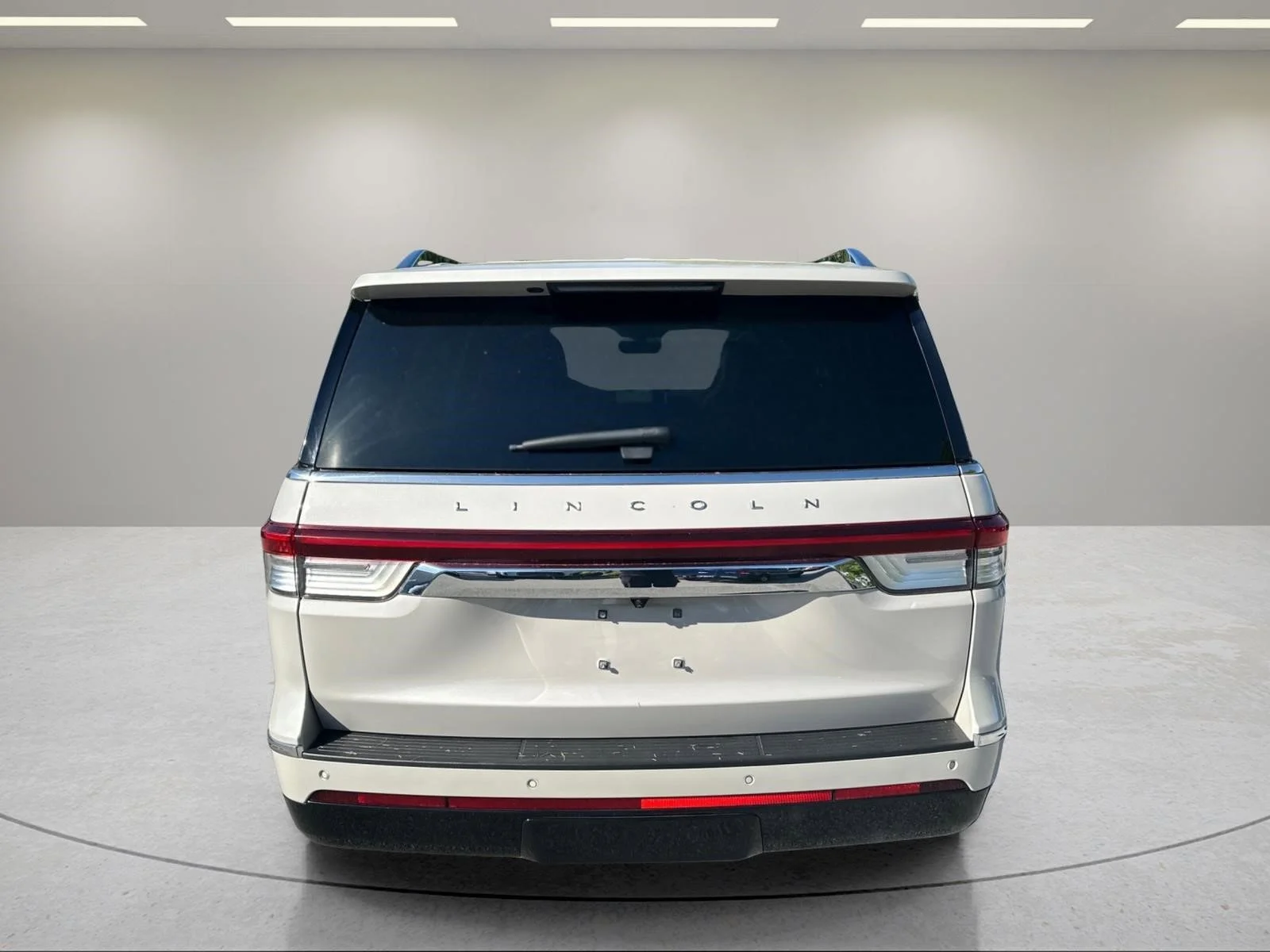 Used 2024 Pearl Metallic Lincoln Reserve image 4