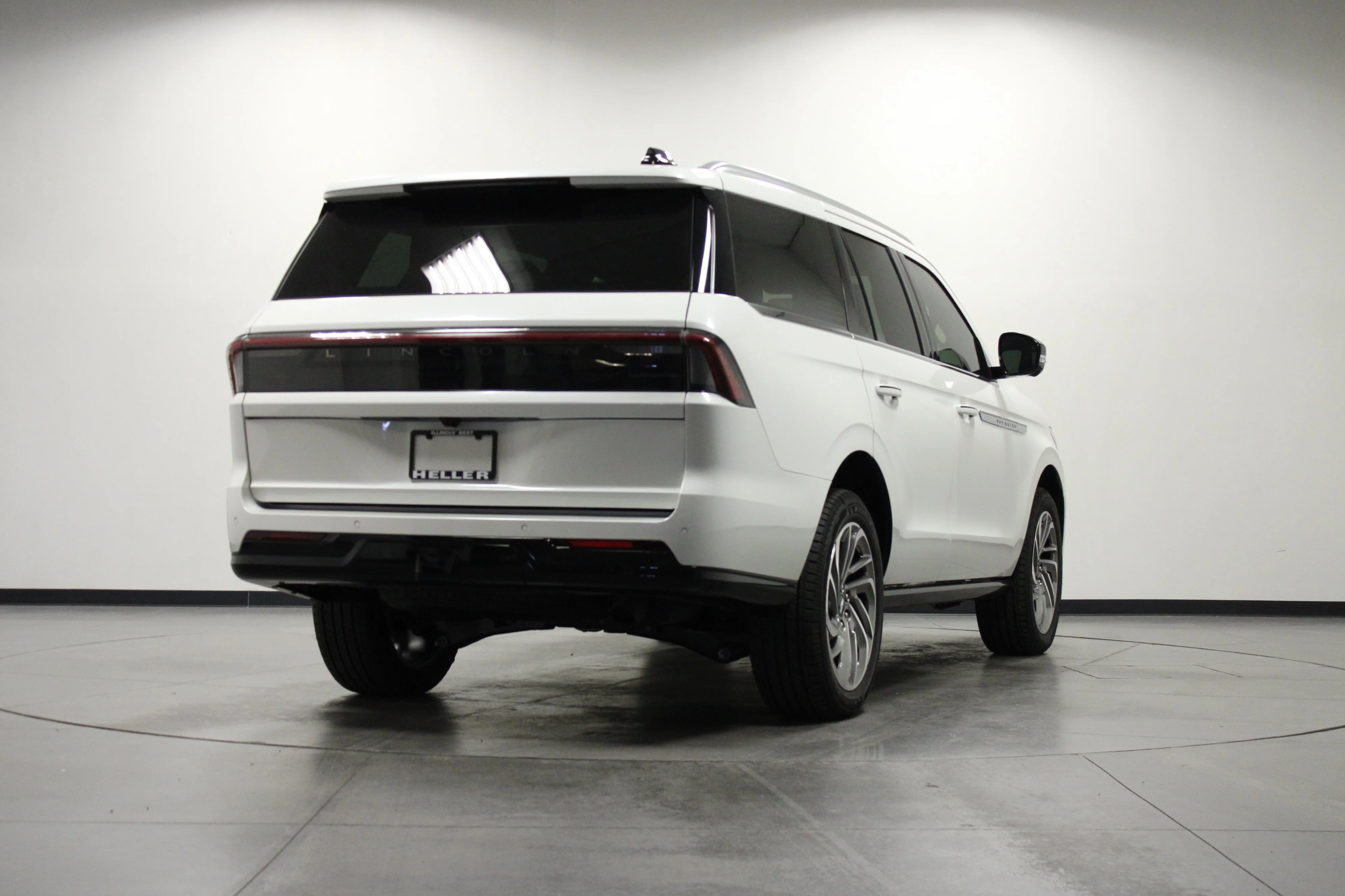 Used 2025 White Metallic Lincoln Reserve image 4