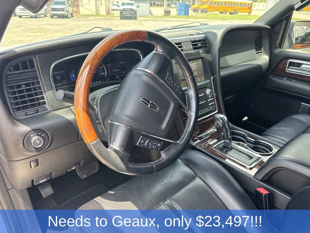 Used 2017 White Lincoln Select image 42