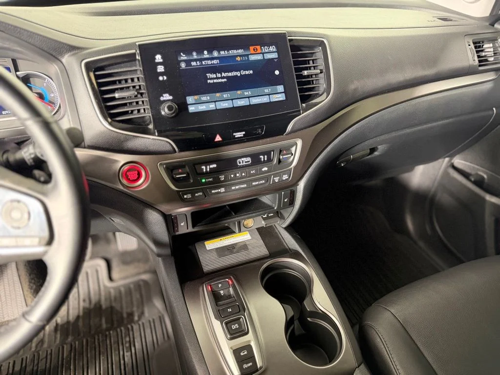 Used 2022 Honda Pilot SE with VIN 5FNYF6H2XNB042260 for sale in Elk River, Minnesota