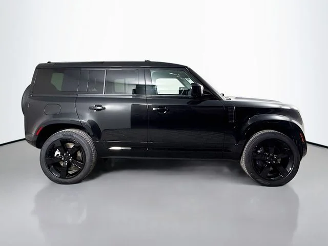 New 2026 Santorini Black Metallic Land Rover X-Dynamic SE image 4