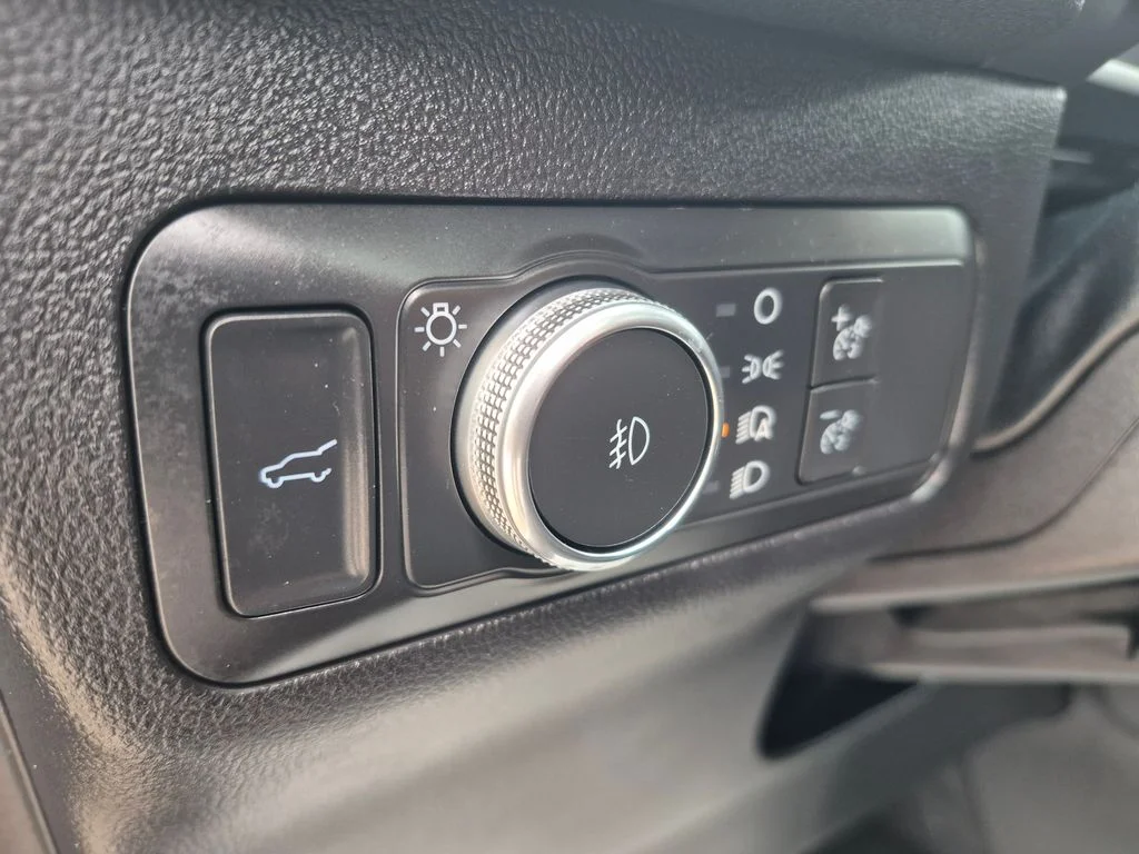 Used 2022 Silver Metallic Ford SEL image 17