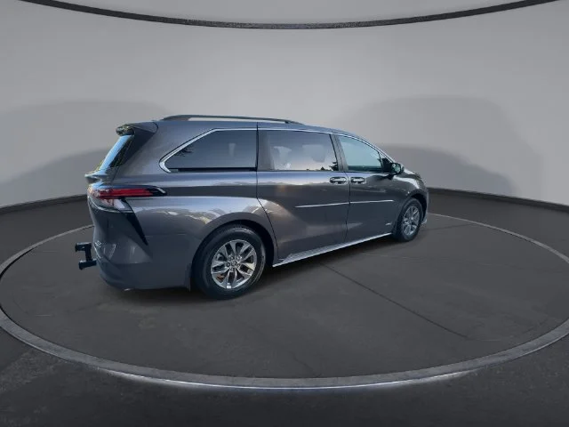 2021 Toyota Sienna XLE - Photo 8