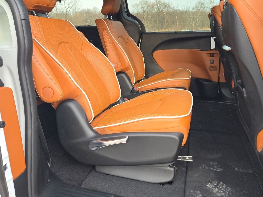 New 2026 Bright White Clear-Coat Exterior Paint Chrysler Pinnacle image 11