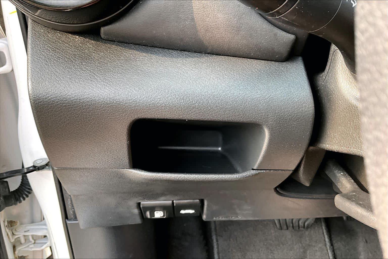 Used 2020 Aspen White/Super Black Nissan SR image 32