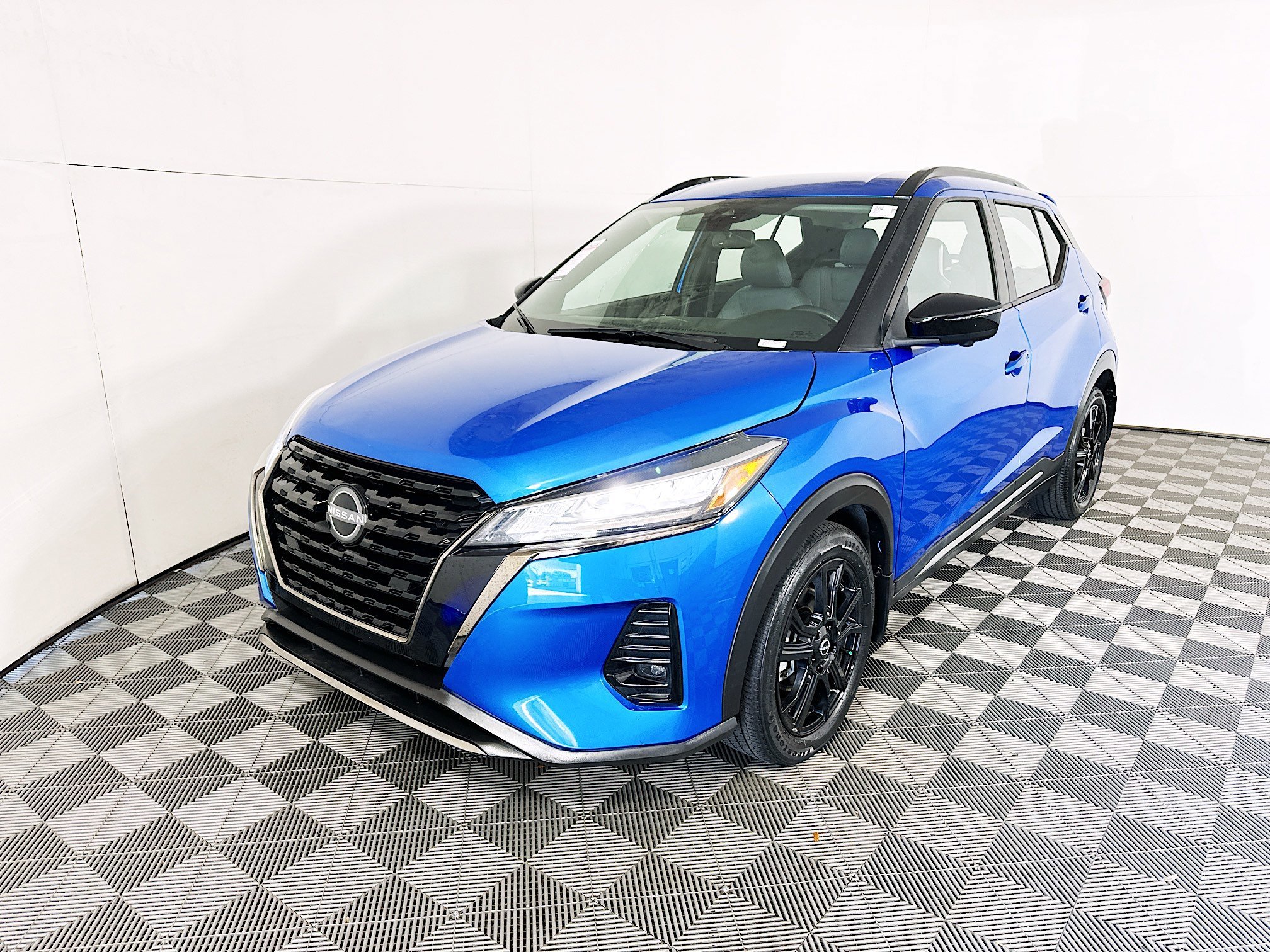 Used 2023 Electric Blue Metallic Nissan SR image 7
