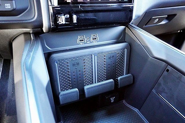 New 2026 Diamond Black Crystal Pearl-Coat Exterior Paint RAM Laramie image 37